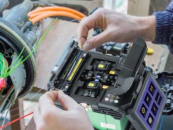¿Cómo empalmar cables de fibra óptica usando una máquina empalmadora?